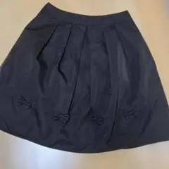 リボン付き黒フレアひざ丈スカート