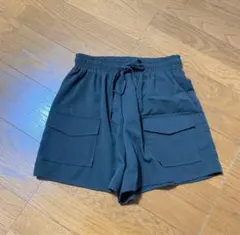 カーキショートパンツ 大きなポケット付き