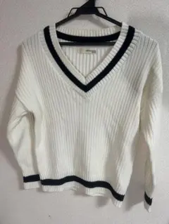 clear impression musee Vネックセーター 白 黒アクセント