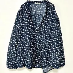 【エルプラネット】 スキッパーブラウス 40/L ネイビー 花柄総柄【J18】のサムネイル