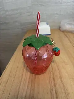 苺チャーム　リボン付き　いちご型プラスチックタンブラー