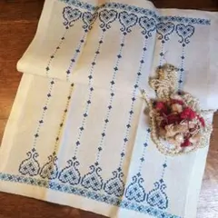 爽やかなカラーと刺繍が可愛いテーブルクロス　 青色刺繍リネン生地 　フランス