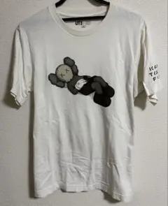 UNIQLOとKAWSのコラボTシャツのサムネイル