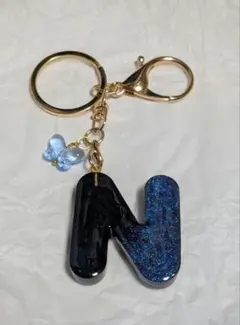 566 イニシャルキーホルダー N ハンドメイド レジン - メルカリ