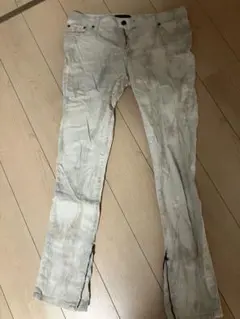 ホワイト スリムフィット チノパン めっちゃ綺麗な模様はいってます。