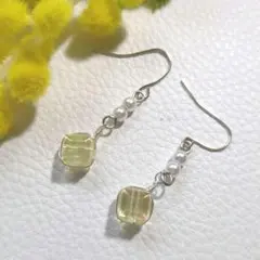 ハンドメイドピアス　1998　　　　　スクエアビーズとパールビーズ