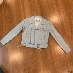 薄い水色のジャケット