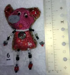 ハンドメイド　編みぐるみ　ブタさん　ブローチ　アルベロベロテイスト ハンドメイド 編みぐるみ ビーズ刺繍 ブタさんブローチ アルベロ