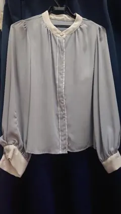 薄い青のブラウス