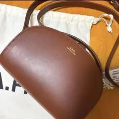 【美品⭐︎去年購入】昨年購入！A.P.C ハーフムーンミニ　ブラウン