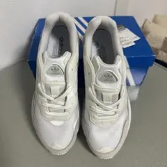 ★新品　アディダス　YUNG-96 ホワイト　スニーカー　28.5CMのサムネイル