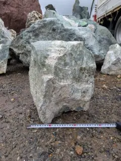 秩父産 竜岩石 220キロ 庭石 石 石材 庭 坪庭 ガーデニング - メルカリ