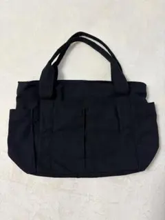 黒いキャンバストートバッグ