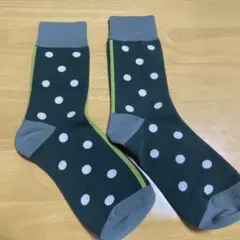 水玉模様のダークグリーンソックス