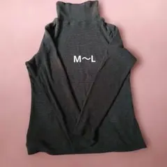 タートルネック　レディース　トップス　黒とグレーのストライプ