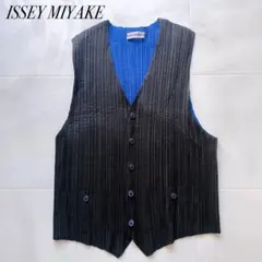 イッセイミヤケ　ISSEY MIYAKE ベスト　ブラック ISSEY MIYAKE（ベスト）のフリマアイテム一覧