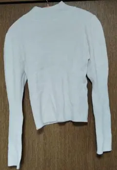 レディース　ホワイトリブ編みハイネックセーター　韓国ブランド SINDEL