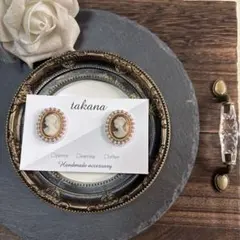 貴婦人カメオのビーズ刺繍イヤリング　ブラウン