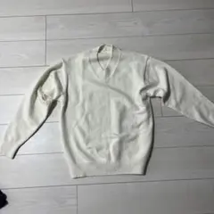 GU アイボリー Vネックセーター