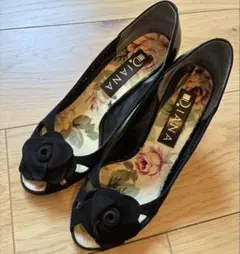 DIANA フラワーオープントゥパンプス　黒　22.5 エナメル スエード