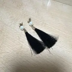 タッセル付きブラックパールピアス
