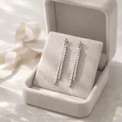 t93 揺れる ロングビジューピアス シルバー 華奢チェーン 上品 高見え