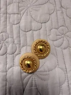 ヴィンテージ風ゴールドアイボリーピアス