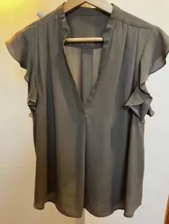 フリル付きグレーVネックトップス