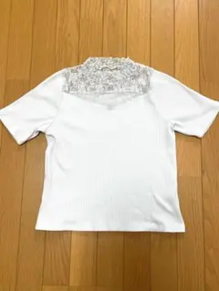 超美品 earth 首周りのレースが上品なカットソー