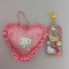 ハローキティ　サンリオチョコレートマスコットチャームとハートクッション2点セット