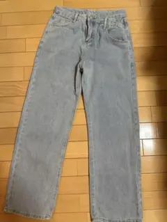 ライトグレー ストレートデニムパンツ