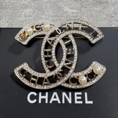 CHANEL ダブルC ラインストーン ロゴペンダント付きブローチ - メルカリ