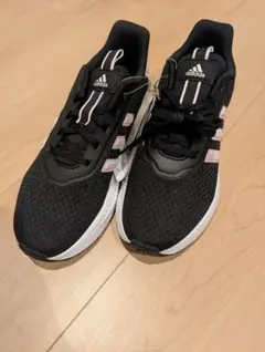 adidas ブラック/ピンク スニーカー