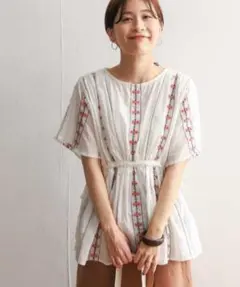 アーバンリサーチドアーズ　ブラウス フラワー刺繍ギャザーブラウス