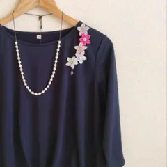 桜の花筏ブローチ（つまみ細工・一越ちりめん)