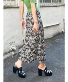 【美品】※最終値下げ EMODA エモダ 花柄フレアスカート 黒 Sサイズのサムネイル