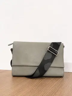 【美品】イアパピヨネ ワイドテープ ショルダーバッグ ボディバッグ ターコイズ 未使用級✨️ イアパピヨネ ワイドテープ ショルダーバッグ ターコイズ