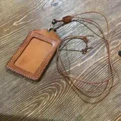 カードホルダー　本革　ストラップ　裏面ポケットあり