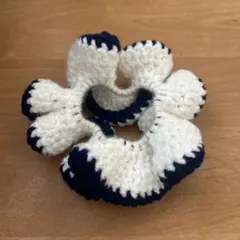 手作り かぎ針編み フリルシュシュ ホワイト×ネイビー