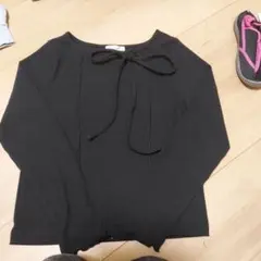 リボン付きブラック長袖カットソー 130サイズ