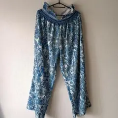 青と白の花柄ワイドパンツ