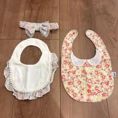 花柄スタイ2枚とヘアバンドセット