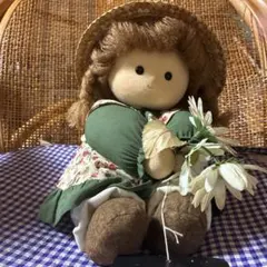 可愛い人形 緑と白のドレス