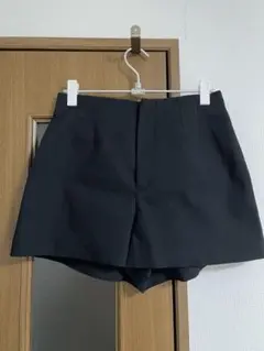 ZARA 黒のハイウエストショートパンツ