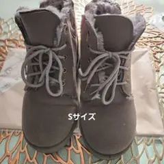 グレーのスエードレースアップブーツ