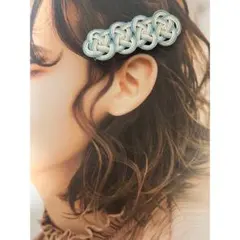 あわじ結びのヘアクリップ　髪飾り　水引　ライトブルー（ラメ）×ホワイト
