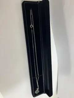 シルバー ネックレス 緑の宝石付き