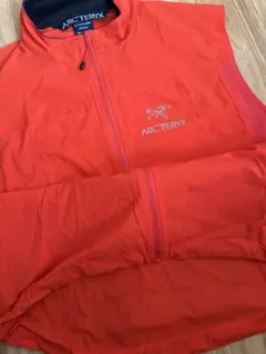 ARC'TERYX ベスト オレンジ メンズ Mサイズのサムネイル