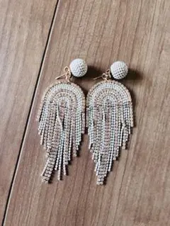 フリンジデザイン 白とピンクゴールドのピアス