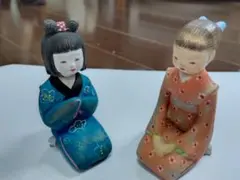 伝統的な雛人形 青色とオレンジ色